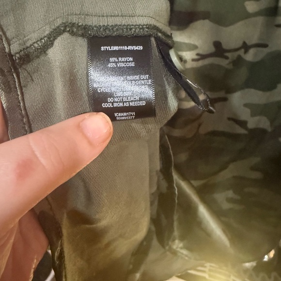 Sanctuary Green Camouflage button down Blouse size xs - Picture 6 of 7